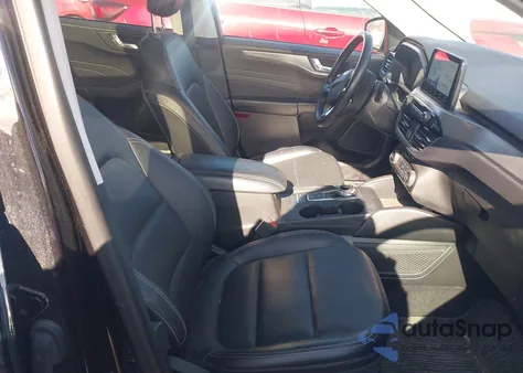 2021 Ford Escape Titanium z USA, uszkodzony, nr VIN 1FMCU9J90MUB23259